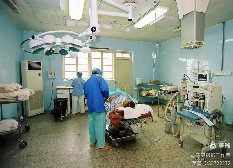 上世纪八十年代,二院手术室6间,手术台8台,年手术量3600